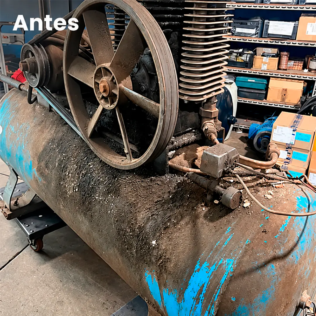 Compressor de ar azul sujo e desgastado antes da recuperação