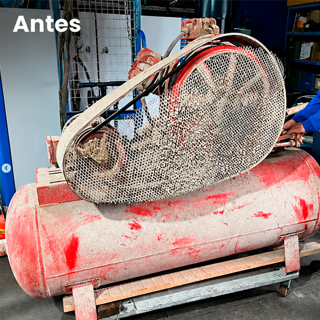 Compressor vermelho coberto de pó antes da limpeza