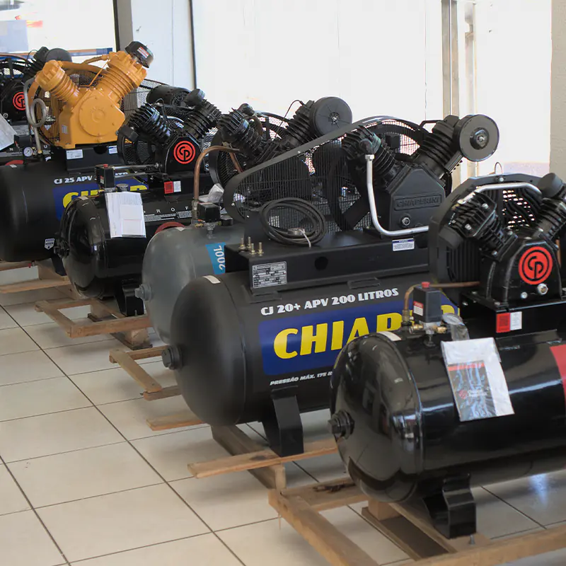 Compressores de ar Chiaperini e Chicago Pneumatic expostos na loja da Real Compressores